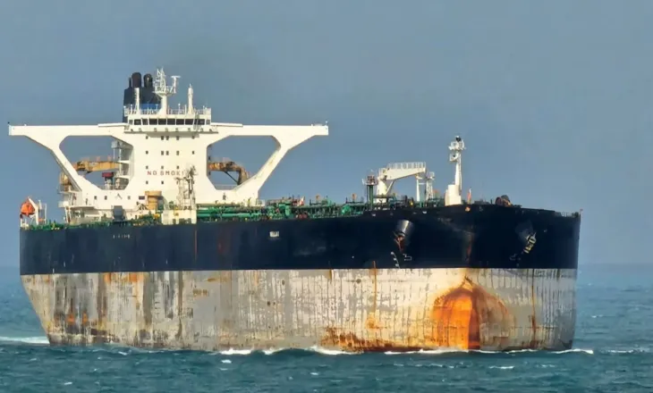 Trump “nuk i ndan sytë” nga Venezuela, forcat detare amerikane ndjekin anijen cisternë për ta sekuestruar