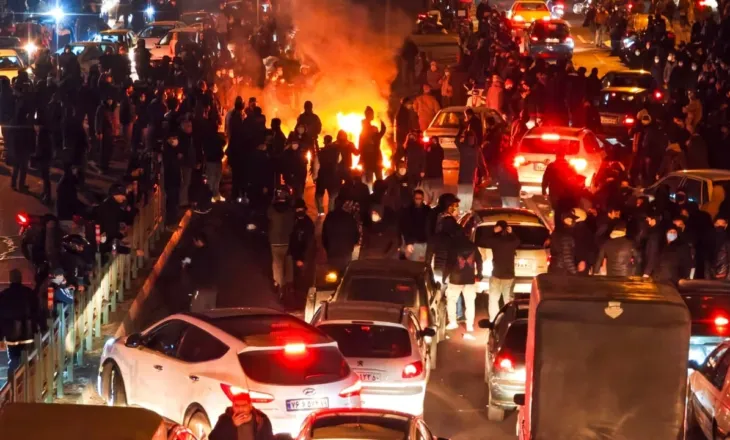 Trump paralajmëroi sulme ajrore, reagon Kryetari i Parlamentit të Iranit: Ejani dhe shikoni çfarë do t’ju ndodhë nëse…