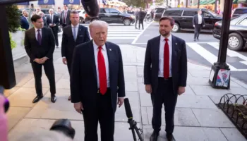 Trump u blen këpucë “luksi” Vance dhe Rubios, por zgjedh madhësinë e gabuar, skenë e pazakontë në Shtëpinë e Bardhë