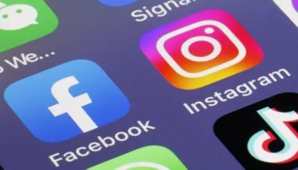 “Truri i fëmijëve s’është në shitje”/ Ndalohen rrjetet sociale për të miturit nën 15 vjeç në Francë