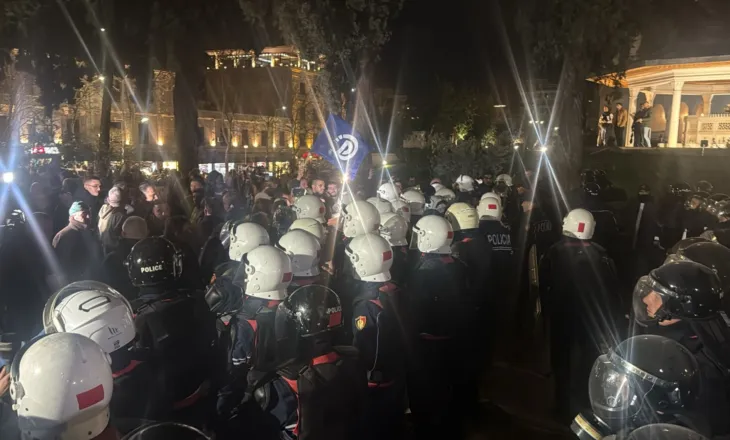 Tubimi i opozitës përpara Kuvendit/ Protestuesit tentojnë të futen brenda në godinë, deputetët e PD përplasen me policinë