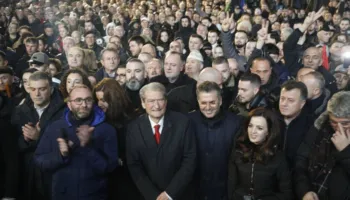 Tubimi i PD-së përpara Kryeministrisë dhe Kuvendit, Berisha nga selia: Lironi 25 protestuesit paqësorë, po përmbysim diktaturën e dytë