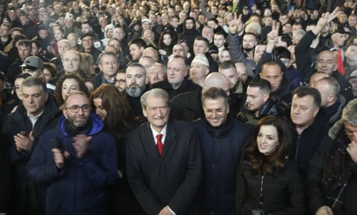 Tubimi i PD-së përpara Kryeministrisë dhe Kuvendit, Berisha nga selia: Lironi 25 protestuesit paqësorë, po përmbysim diktaturën e dytë