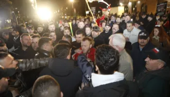 Tubimi i “Shqipëria Bëhet” përpara Kryeministrisë, tensione mes protestuesve dhe policisë