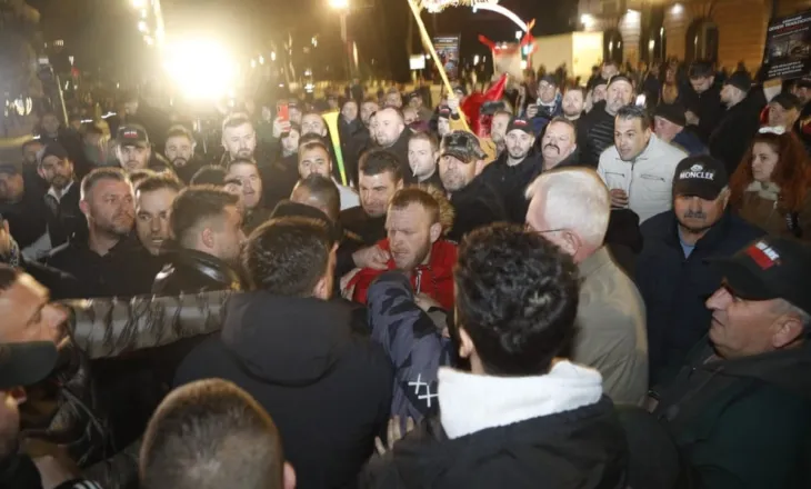 Tubimi i “Shqipëria Bëhet” përpara Kryeministrisë, tensione mes protestuesve dhe policisë