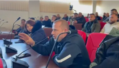 “Turp, Turp! Mos recito, ku janë dëmshpërblimet?!”/ Tensione në mbledhjen e Këshillit Bashkiak në Maliq për përmbytjet. Fermerët: Duam përgjigje
