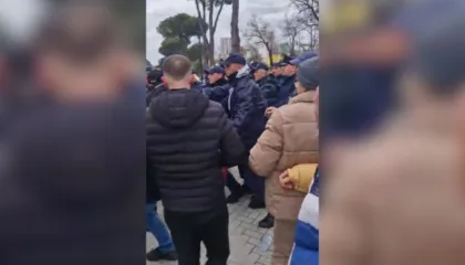 “Turp, turp”, sërish përplasje mes protestuesve dhe policisë para Kryeministrisë, një qytetar rrëzohet në tokë