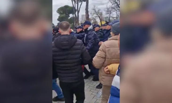 “Turp, turp”, sërish përplasje mes protestuesve dhe policisë para Kryeministrisë, një qytetar rrëzohet në tokë