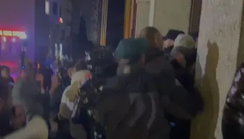 “Turp, turp, turp”…/ Përmbytjet çojnë në protestë durrsakët, protestuesit “zbarkojnë” para bashkisë dhe përplasen me policinë