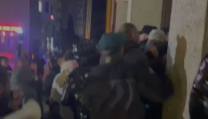 “Turp…Durrësi skenë krimi”/ Përmbytjet çojnë në protestë durrsakët, protestuesit “zbarkojnë” para bashkisë dhe përplasen me policinë