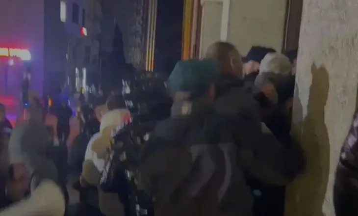 “Turp…Durrësi skenë krimi”/ Përmbytjet çojnë në protestë durrsakët, protestuesit “zbarkojnë” para bashkisë dhe përplasen me policinë