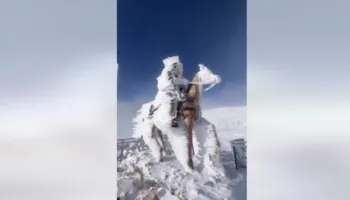 Tyrbja e Abaz Aliut mbulohet nga bora, pamjet magjepsëse nga Mali i Tomorrit