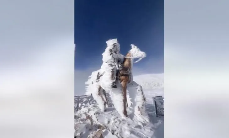 Tyrbja e Abaz Aliut mbulohet nga bora, pamjet magjepsëse nga Mali i Tomorrit