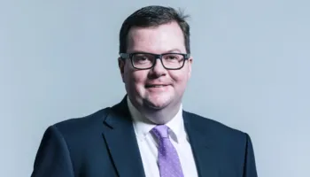 U akuzua për ngacmim seksual, ish-deputeti britanik pritet të dalë para drejtësisë