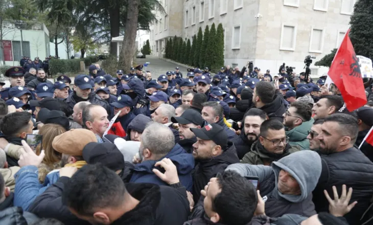 U arrestuan për protestën te kryeministria, gjykata liron 4 anëtarët e “Shqipëria Bëhet”