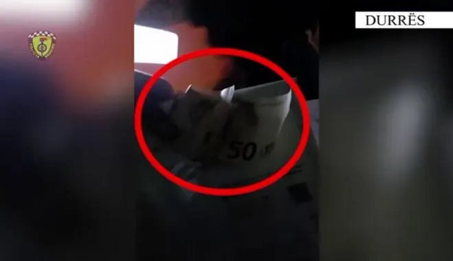 U kap duke drejtuar automjetin i dehur dhe tentoi të korruptonte punonjësit e policisë, procedohet penalisht 35-vjeçari në Durrës