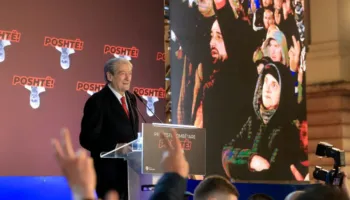 “U krekos me ftesën e Trump për Bordin e Paqes”/ Protesta kombëtare para Kryeministrisë, Berisha: Ramën nuk e pranonte salla në Davos