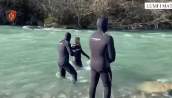 U la nga shoku në mjetin e rënë në përrua dhe e mori rrjedha e ujit, ende asnjë shenjë për trupin e 30-vjeçarit në Klos