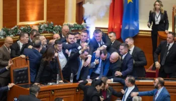 U përjashtuan nga seancat e Kuvendit, deputetët demokratë kërkojnë që mbjedhja të bëhet e hapur për mediat