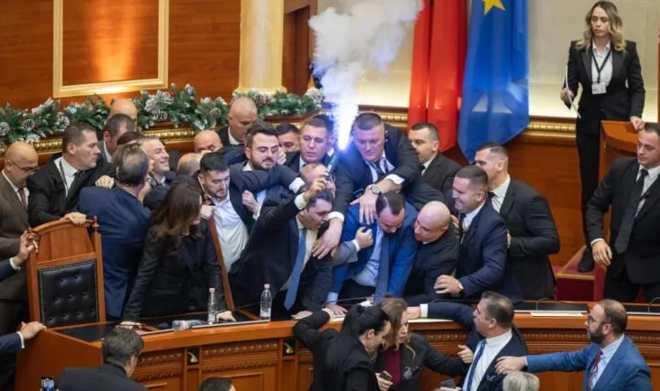 U përjashtuan nga seancat e Kuvendit, deputetët demokratë kërkojnë që mbjedhja të bëhet e hapur për mediat