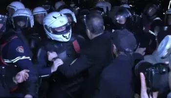 U përplas me efektivët, Boçi: Policia provokoi dhe goditi qytetarët, do të vijojmë të qendrojmë para Kuvendit