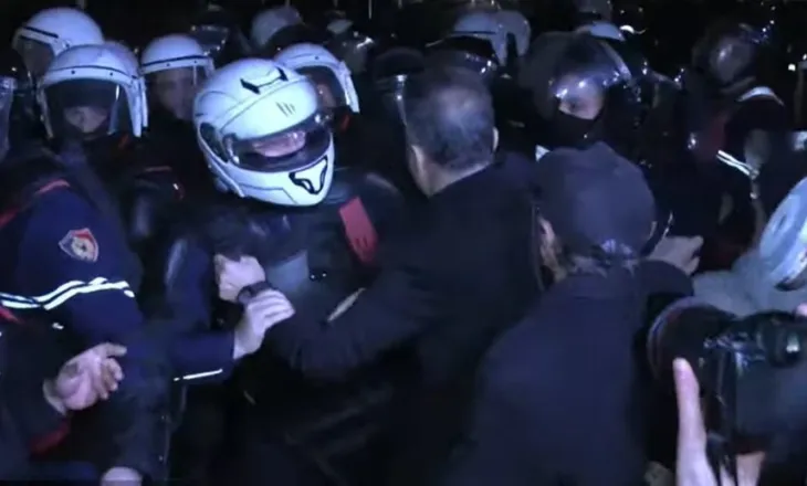 U përplas me efektivët, Boçi: Policia provokoi dhe goditi qytetarët, do të vijojmë të qendrojmë para Kuvendit