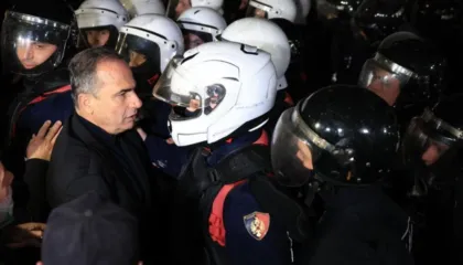 U përplas me efektivët, Boçi: Policia provokoi dhe goditi qytetarët…