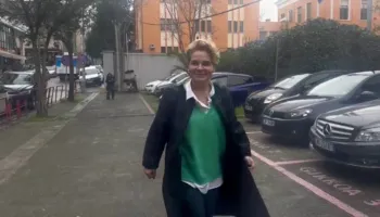 “U puth Ina me Keijsin, u thashë unë por s’më besuat”, batutat dhe ironitë e Kryemadhit te dera e GJKKO: Si këtu, drejtësi me regji