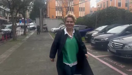 “U puth Ina me Keijsin, u thashë unë por s’më besuat”, batutat dhe ironitë e Kryemadhit te dera e GJKKO: Si këtu, drejtësi me regji