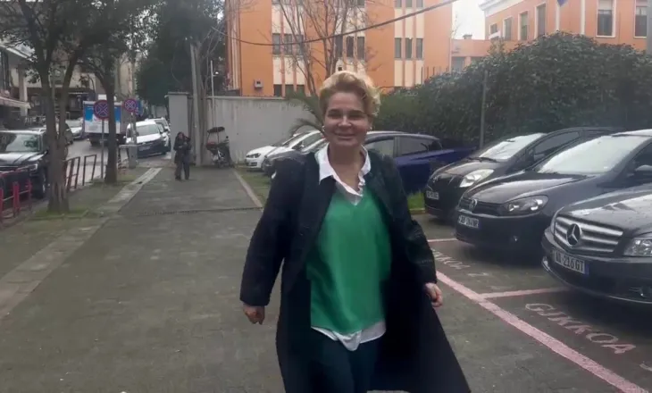 “U puth Ina me Keijsin, u thashë unë por s’më besuat”, batutat dhe ironitë e Kryemadhit te dera e GJKKO: Si këtu, drejtësi me regji