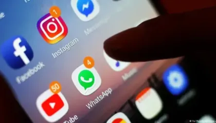 U votua pro ndalimit të mediat sociale për personat nën 15 vjeç/ DW: Pse Franca dëshiron të vendosë një ndalim të tillë?