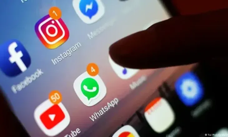 U votua pro ndalimit të mediat sociale për personat nën 15 vjeç/ DW: Pse Franca dëshiron të vendosë një ndalim të tillë?