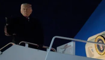 Udhëtonte për në Davos, Air Force One i Trump pëson defekt