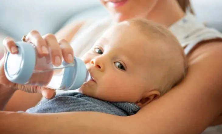 Ujë me sheqer për fëmijët?/ Mjekët ngrenë alarmin për rreziqet