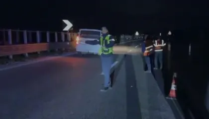 Uji i Lumit Vjosa del në autostradën ‘100 Vjetori’ në Vlorë, mbulohet korsia e ngadalësimit të mjeteve