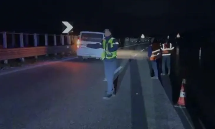 Uji i Lumit Vjosa del në autostradën ‘100 Vjetori’ në Vlorë, mbulohet korsia e ngadalësimit të mjeteve