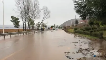 Uji “pushton” aksin nacional Pogradec–Qafë Thanë, vështirësohet qarkullimi i automjeteve