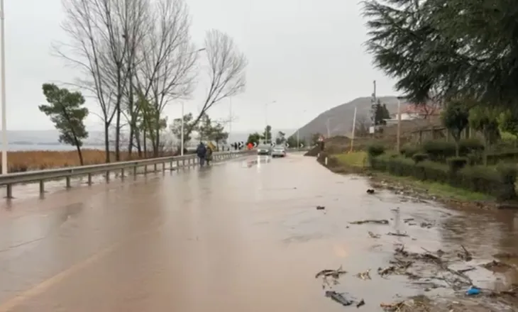 Uji “pushton” aksin nacional Pogradec–Qafë Thanë, vështirësohet qarkullimi i automjeteve