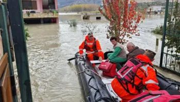 Uji ‘pushton’ Durrësin/ Evakuohen mbi 40 familje, Emergjencat Civile, FA dhe Ushtria në terren