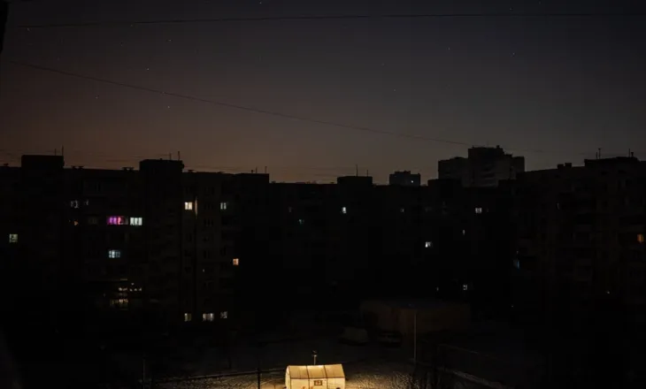 Ukraina në errësirë totale/ BE miraton 145 milionë euro ndihmë humanitare, dërgon edhe gjeneratorë elektrikë në disa qytete