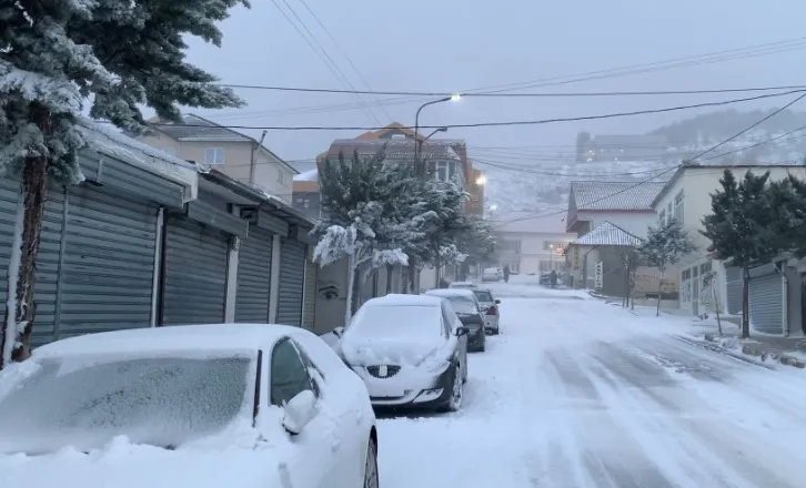 Ulen temperaturat, reshje të dendura dëbore në Dibër