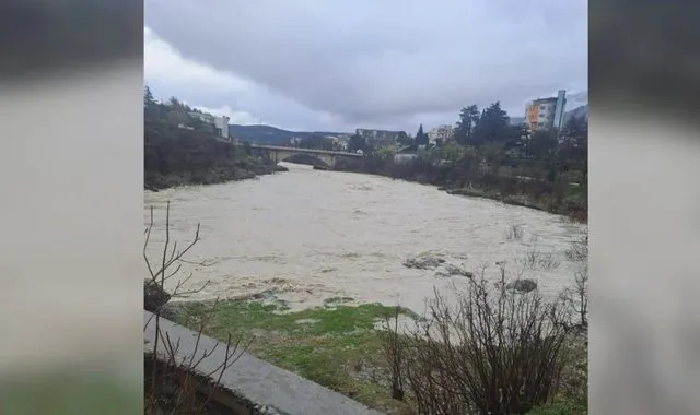 Ulet niveli i Vjosës, por ka ende prani të ujit në disa banesa në Novoselë e Bishan