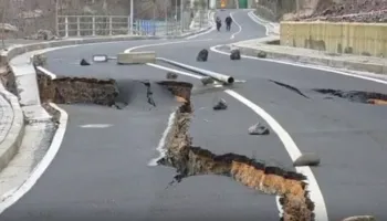 Unaza e poshtme e Burrelit jashtë funksioni, rruga pëson 4 shembje, bllokohet qarkullimi i mjeteve (VIDEO)