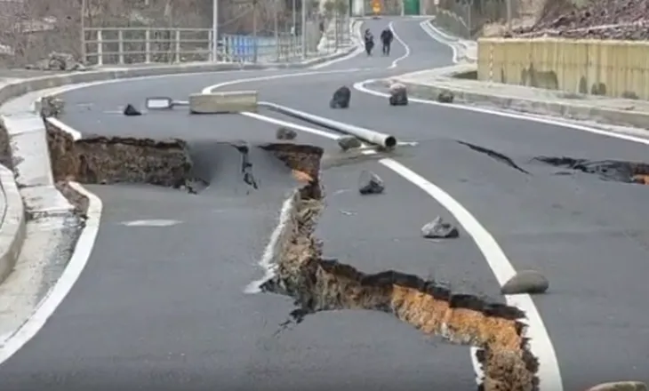 Unaza e poshtme e Burrelit jashtë funksioni, rruga pëson 4 shembje, bllokohet qarkullimi i mjeteve (VIDEO)