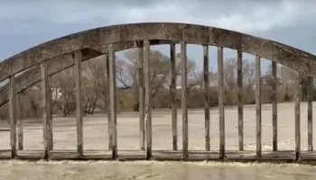 Ura e Mifolit thuajse e mbuluar nga uji, evakuohen disa familje