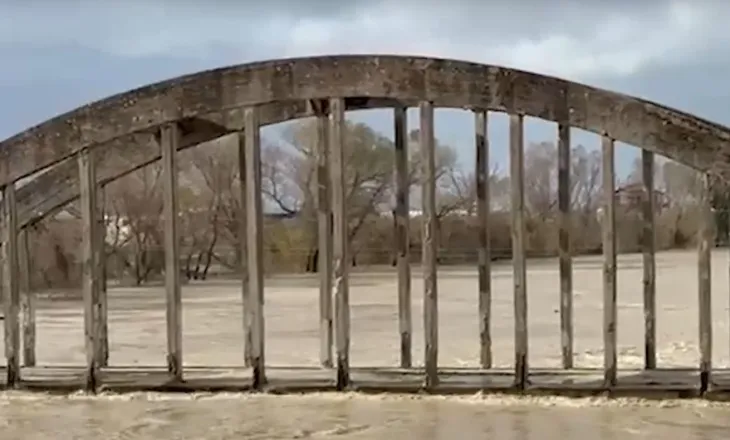 Ura e Mifolit thuajse e mbuluar nga uji, evakuohen disa familje