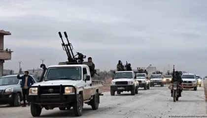 Ushtria siriane hyn në zonat në lindje të Alepos ndërsa kurdët tërhiqen