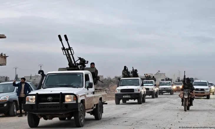 Ushtria siriane hyn në zonat në lindje të Alepos ndërsa kurdët tërhiqen