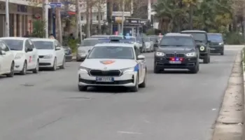 Vajza e Donald Trump vijon vizitën në Vlorë, nën masa të rrepta sigurie udhëton drejt Zvërnecit