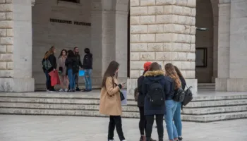 “Vajzat me rezultate më të larta se djemtë”, raporti i QSHA: 8.6% e studentëve ekselentë